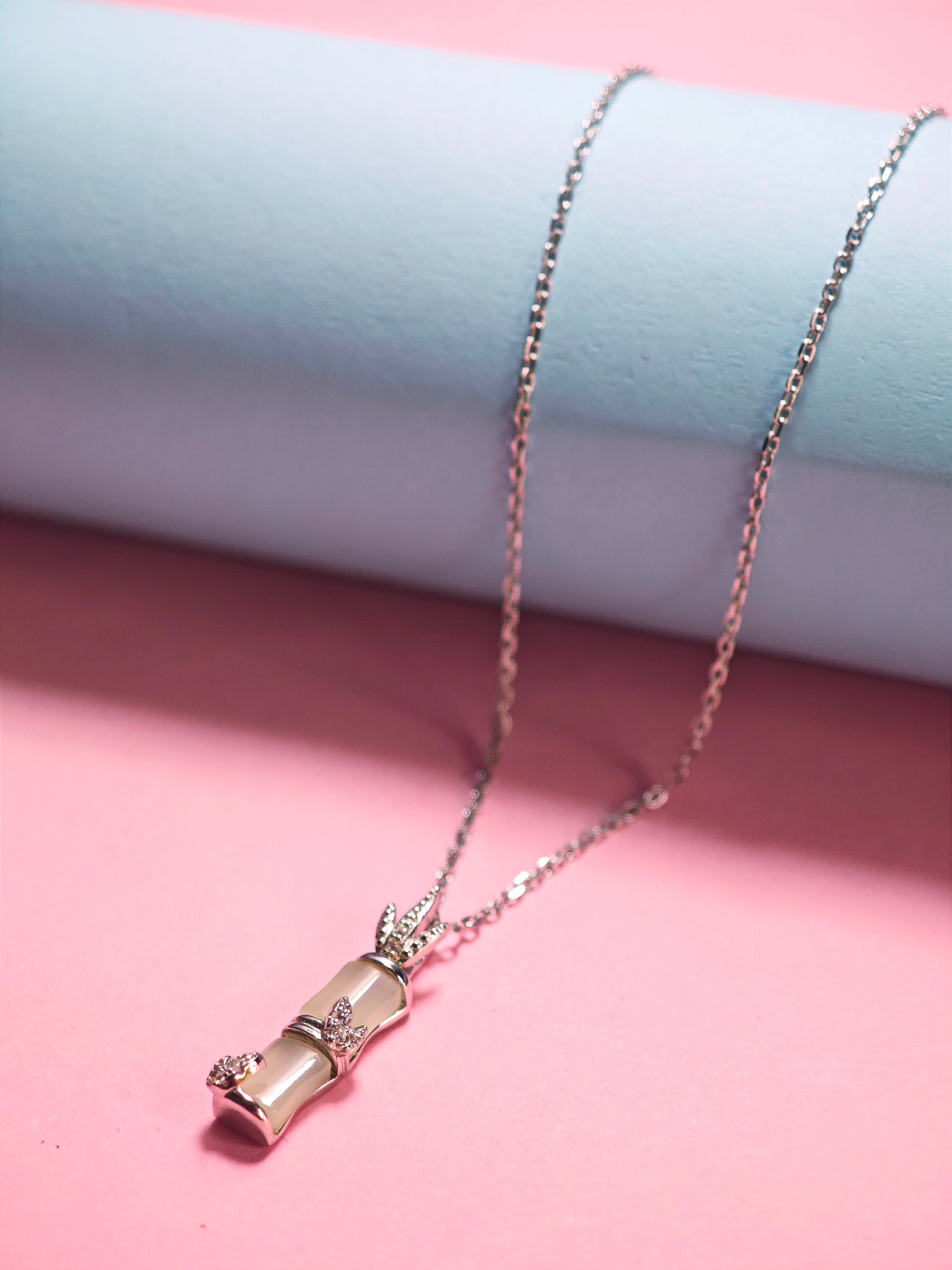 Necklace pendant sleek