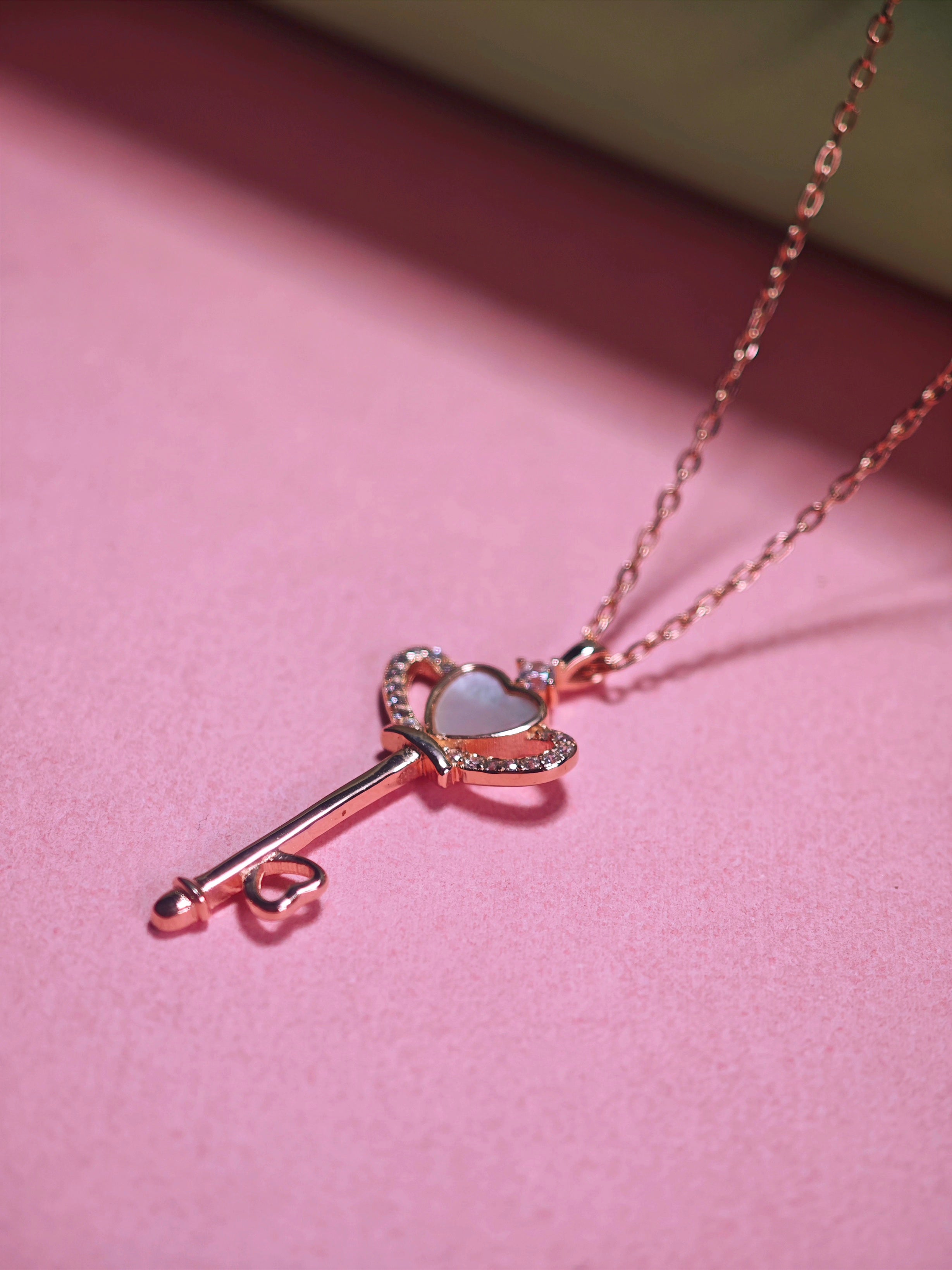 Necklace pendant queen (rose gold)