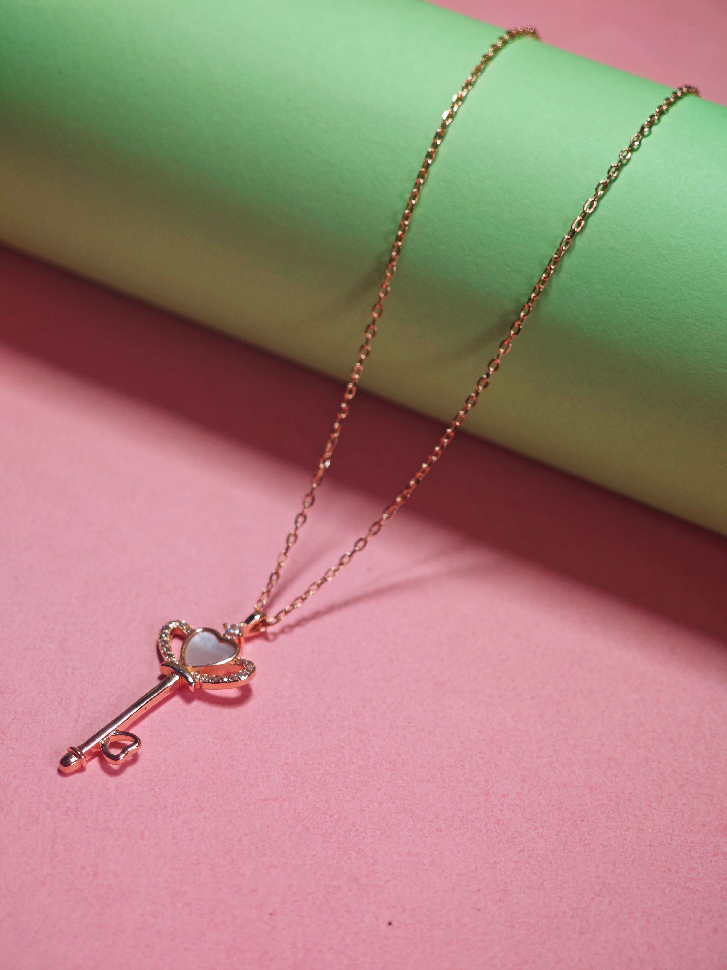 Necklace pendant queen (rose gold)