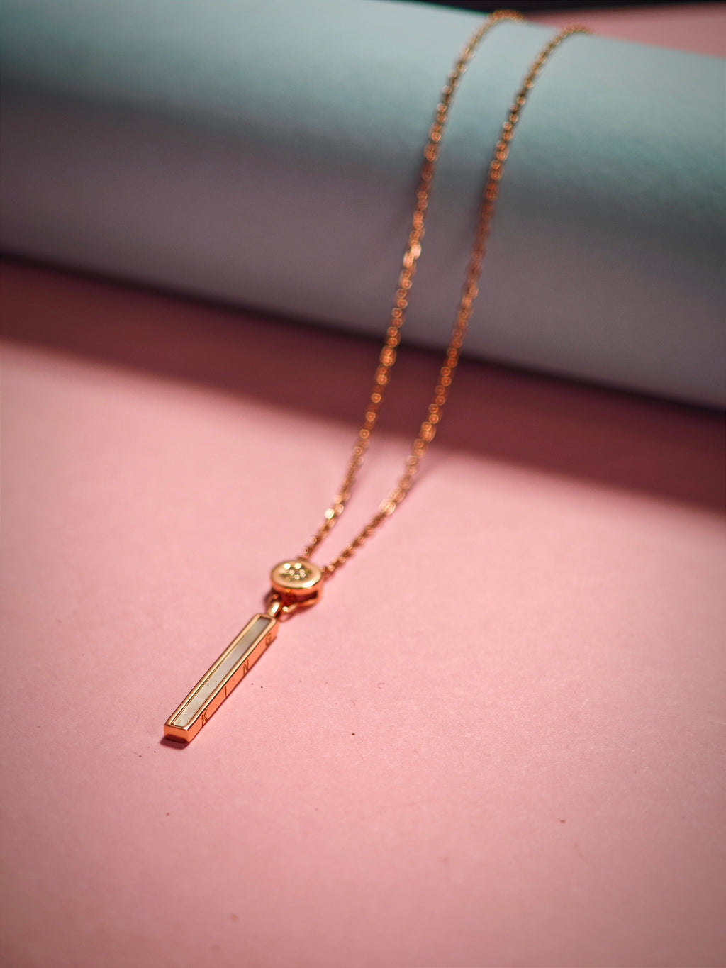 Necklace pendant rose gold king