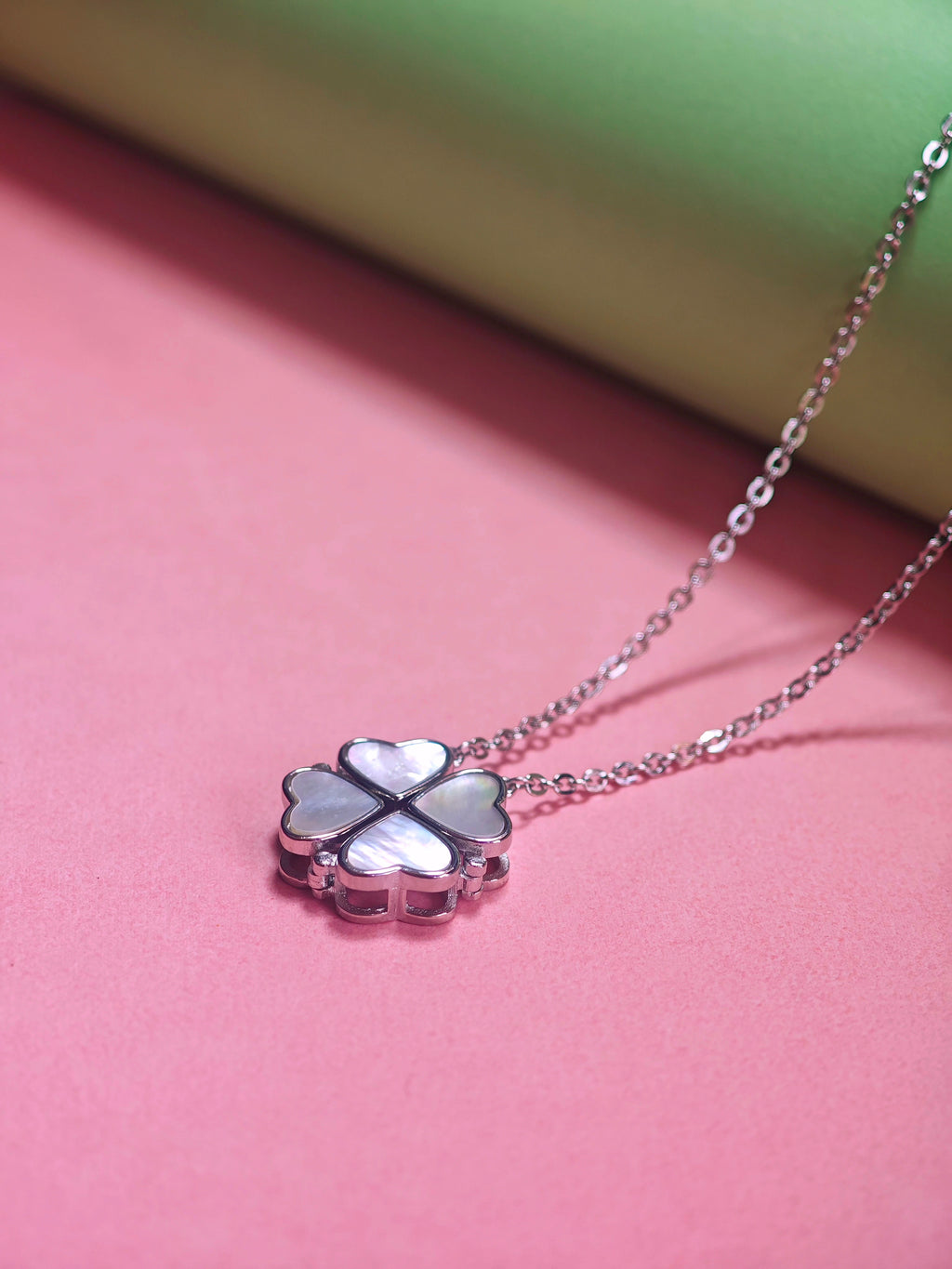 Magnetic chain pendant