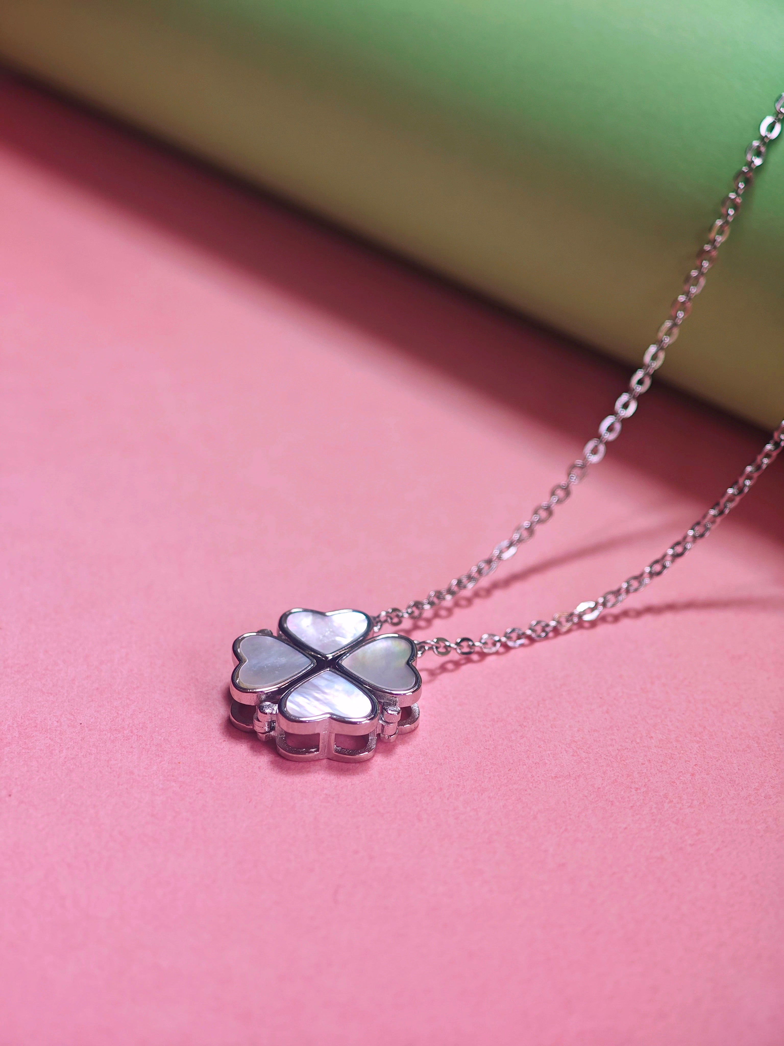 Magnetic chain pendant
