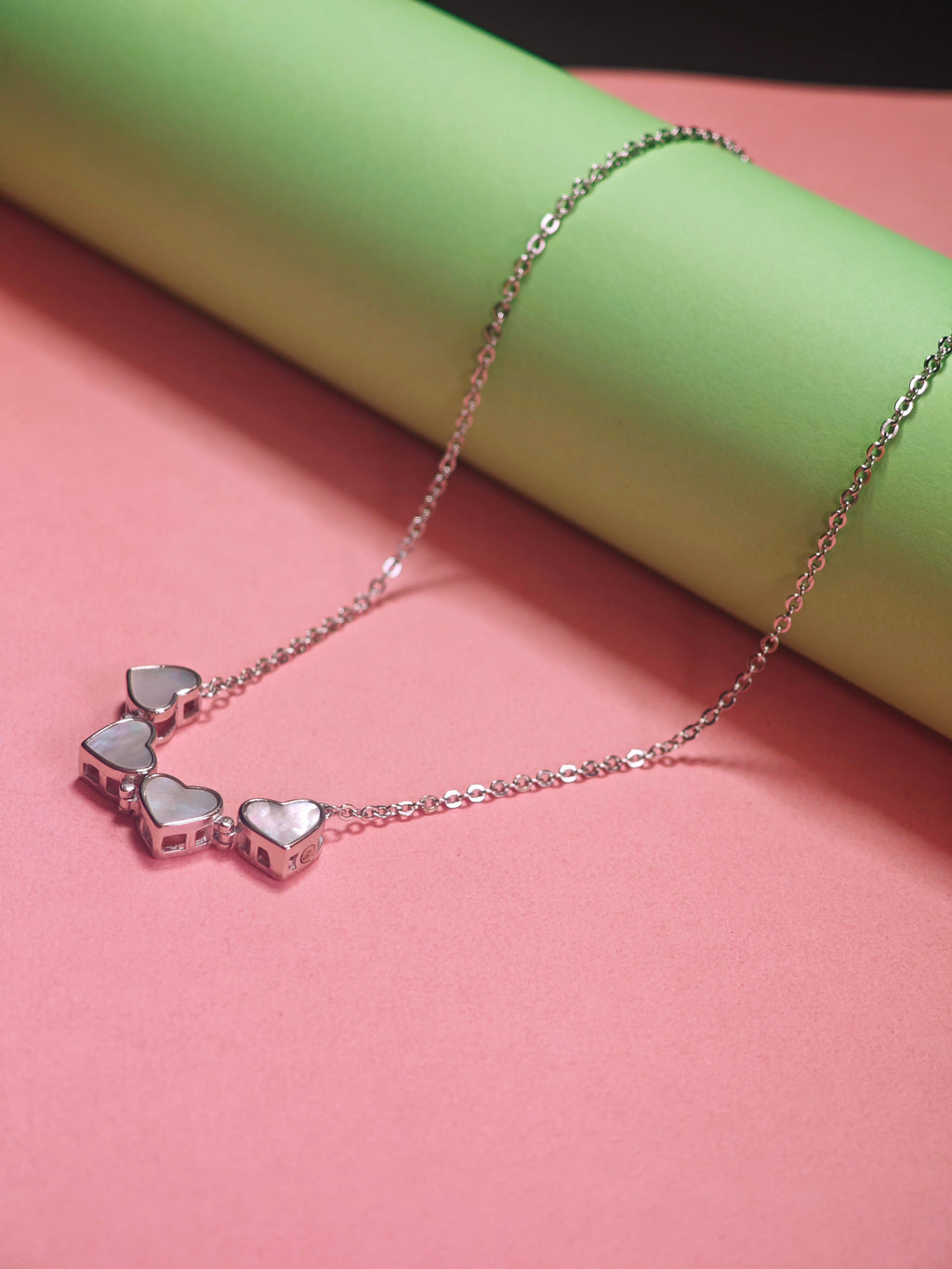 Magnetic chain pendant