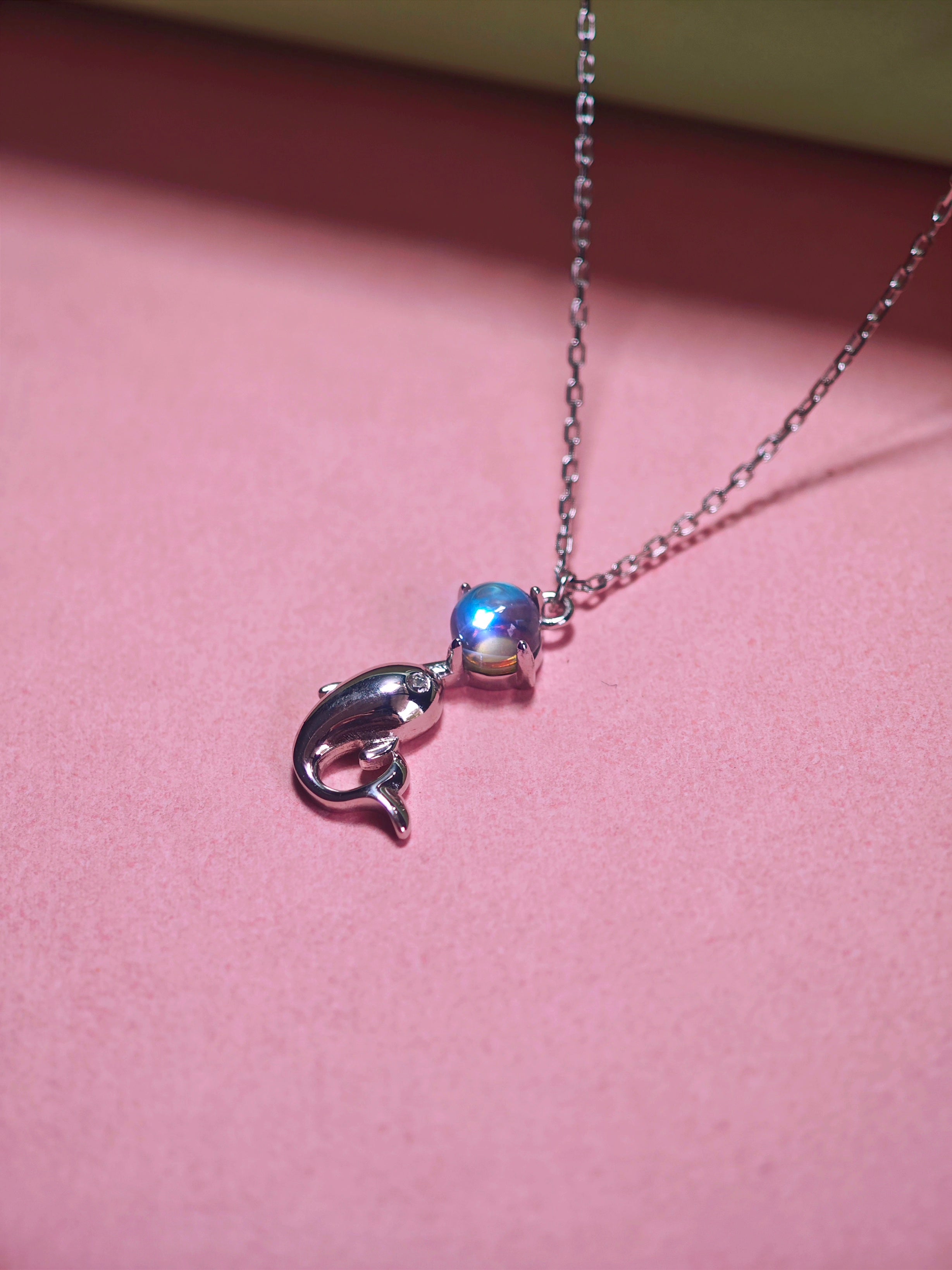 Necklace pendant dolphin