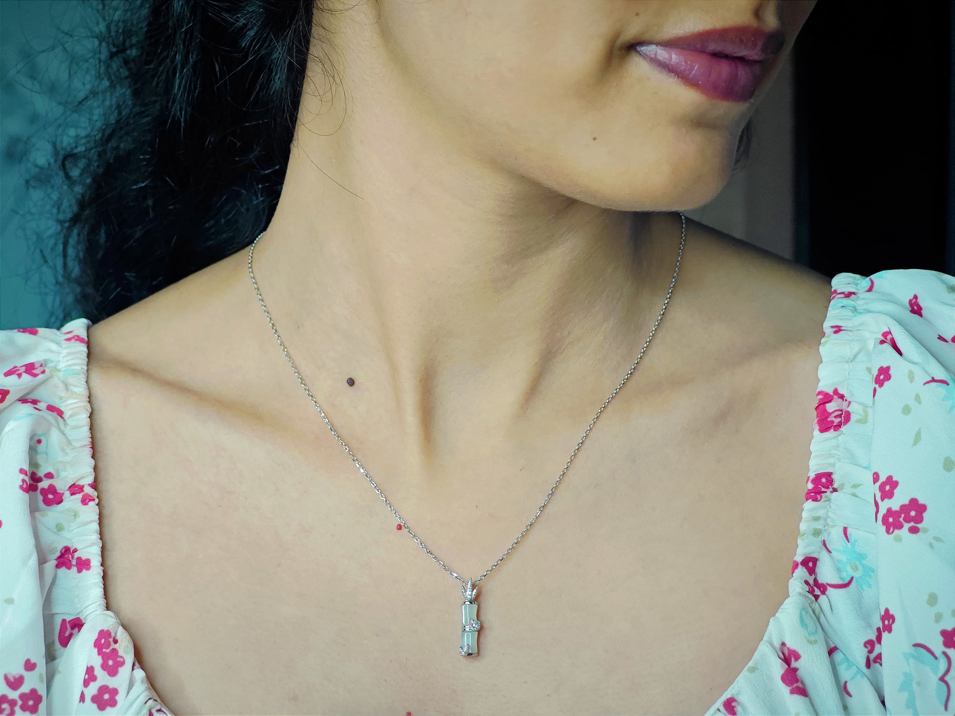 Necklace pendant sleek